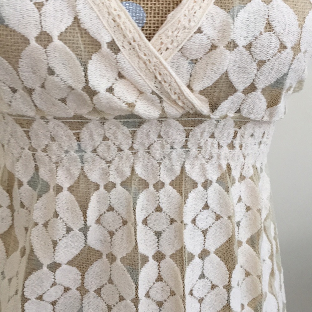 Creme and lace v-neck top - Picture 2 of 8